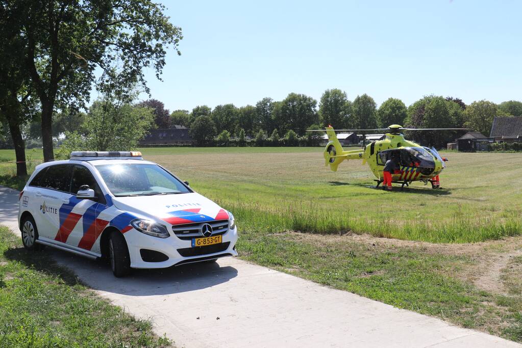 Auto belandt op de kop in de sloot, twee personen zwaargewond