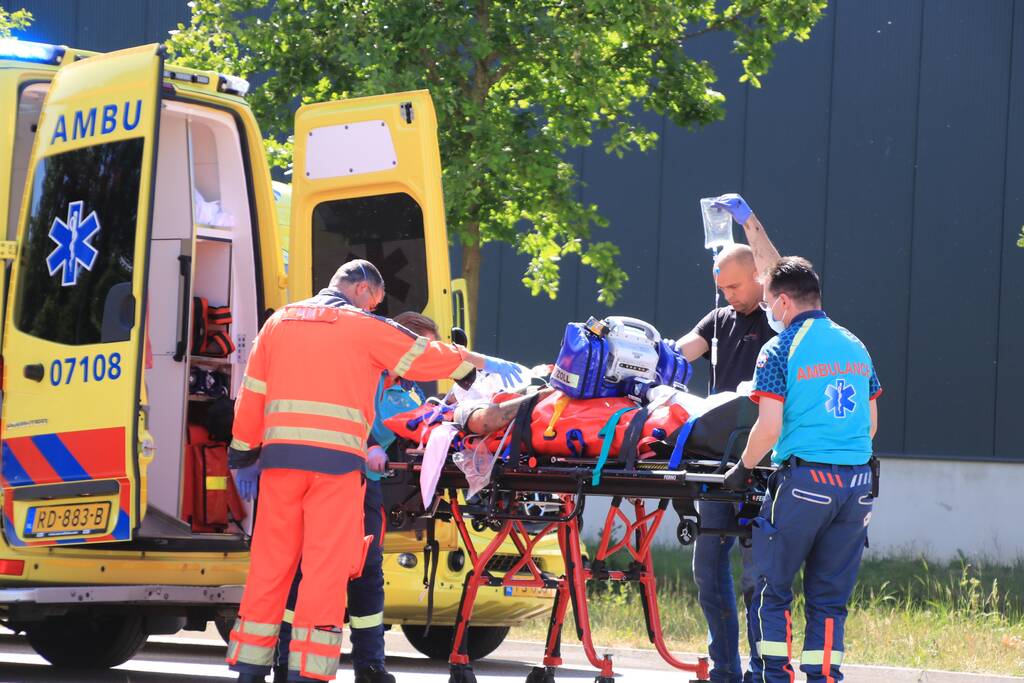 Auto belandt op de kop in de sloot, twee personen zwaargewond