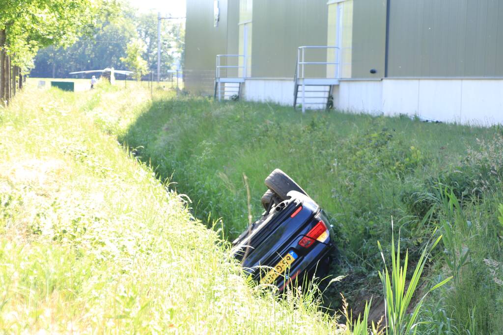 Auto belandt op de kop in de sloot, twee personen zwaargewond