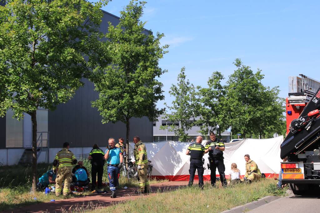 Auto belandt op de kop in de sloot, twee personen zwaargewond