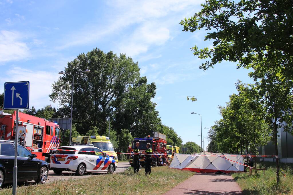 Auto belandt op de kop in de sloot, twee personen zwaargewond