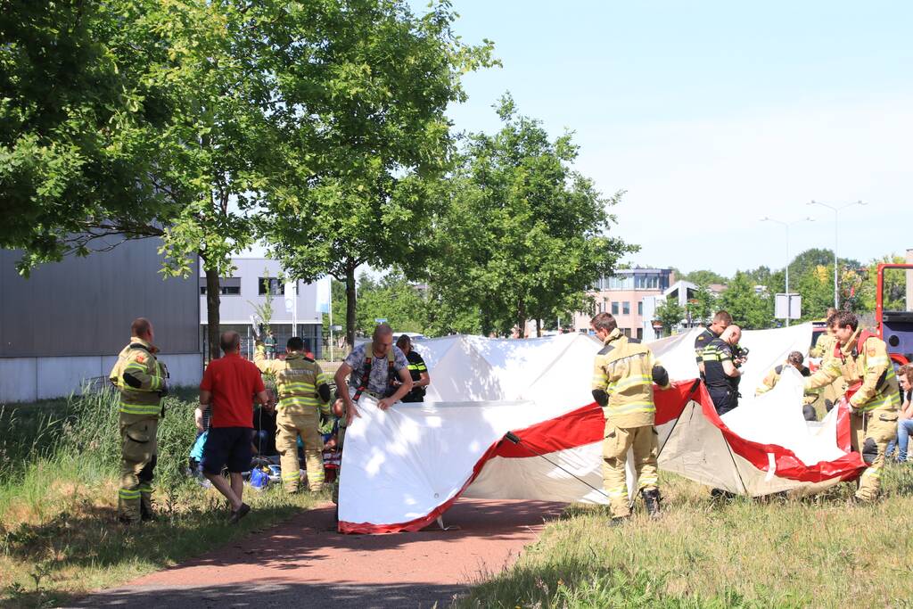 Auto belandt op de kop in de sloot, twee personen zwaargewond
