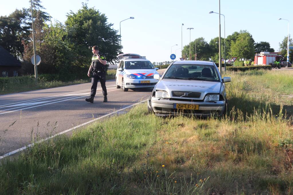 Auto knalt op betonblok bestuurder neemt de benen