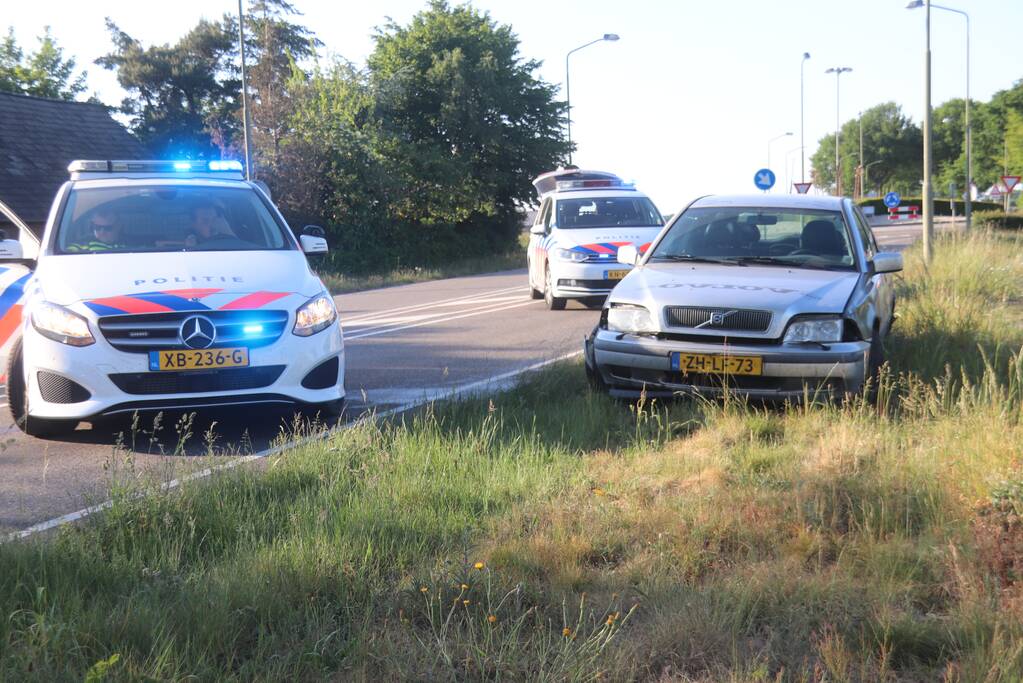 Auto knalt op betonblok bestuurder neemt de benen