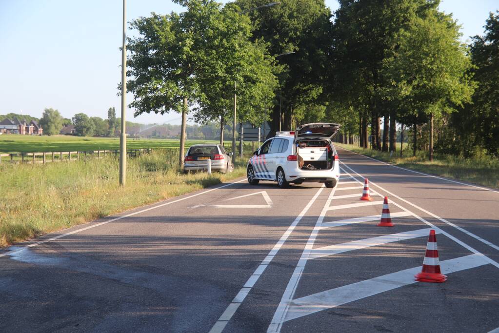 Auto knalt op betonblok bestuurder neemt de benen