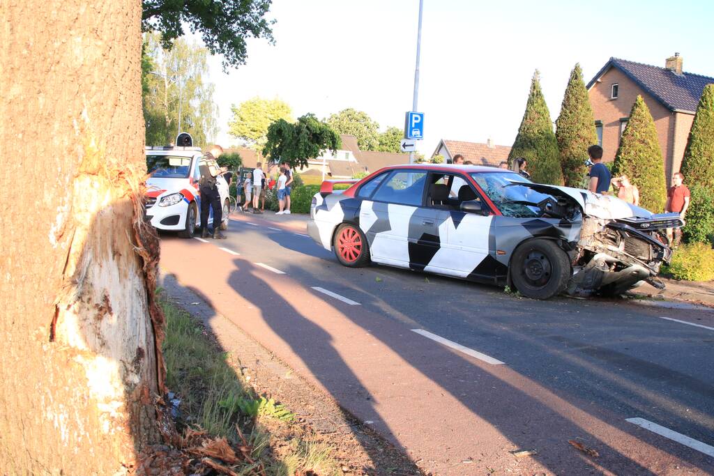 Auto total-loss na frontale aanrijding met boom