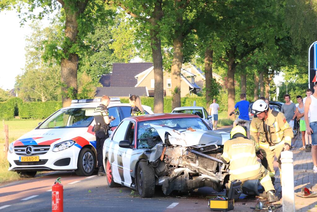 Auto total-loss na frontale aanrijding met boom