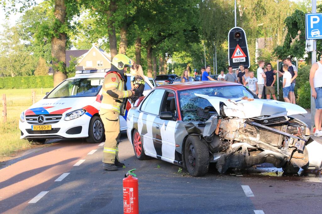 Auto total-loss na frontale aanrijding met boom