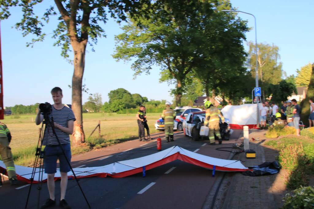 Auto total-loss na frontale aanrijding met boom