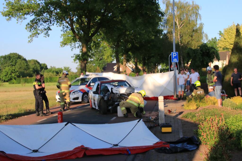 Auto total-loss na frontale aanrijding met boom