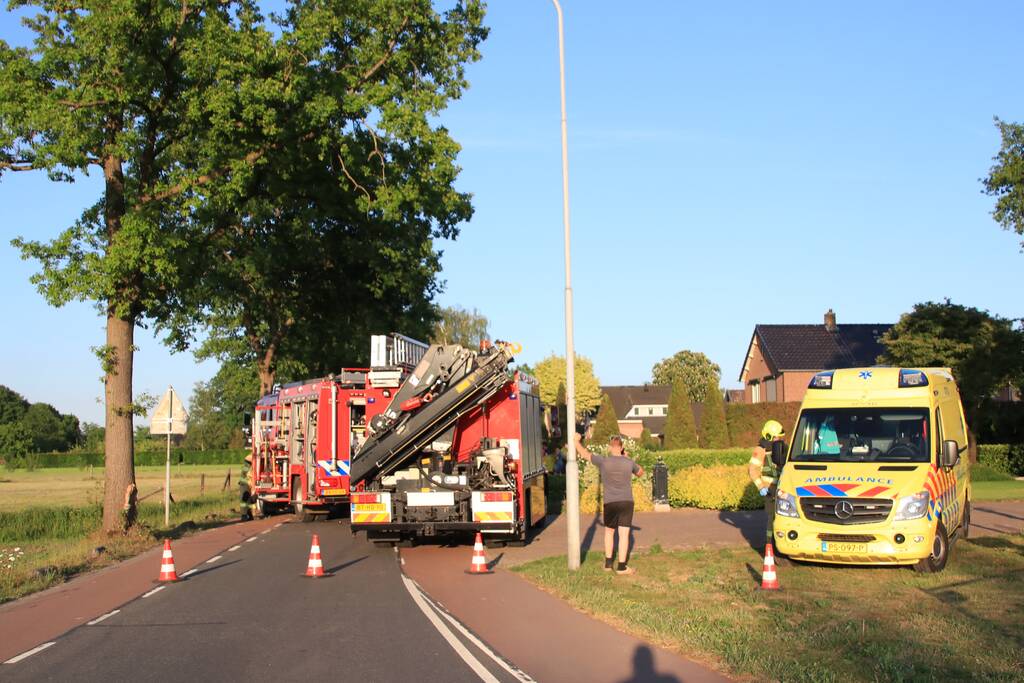 Auto total-loss na frontale aanrijding met boom