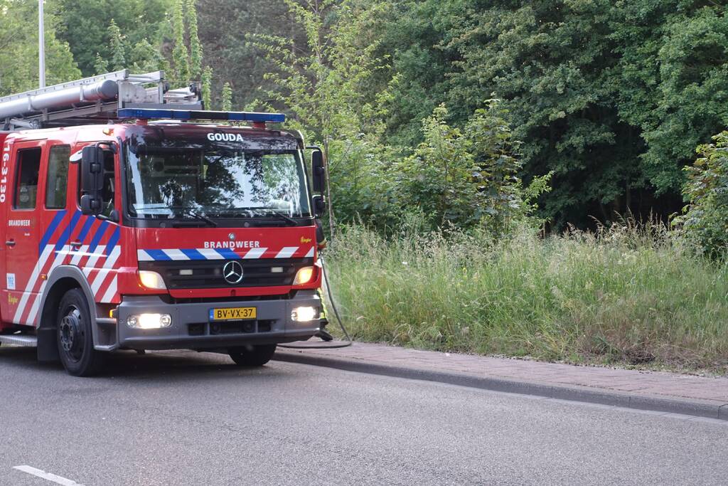 Bewoners blussen meerdere bermbranden