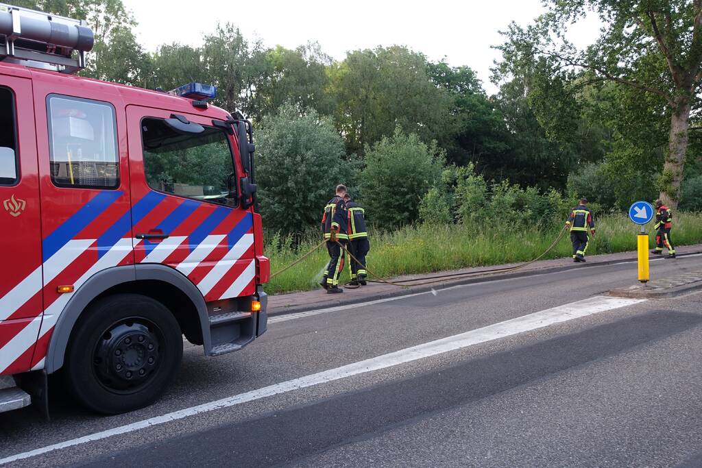 Bewoners blussen meerdere bermbranden