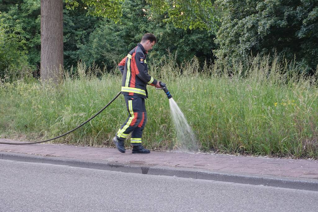 Bewoners blussen meerdere bermbranden