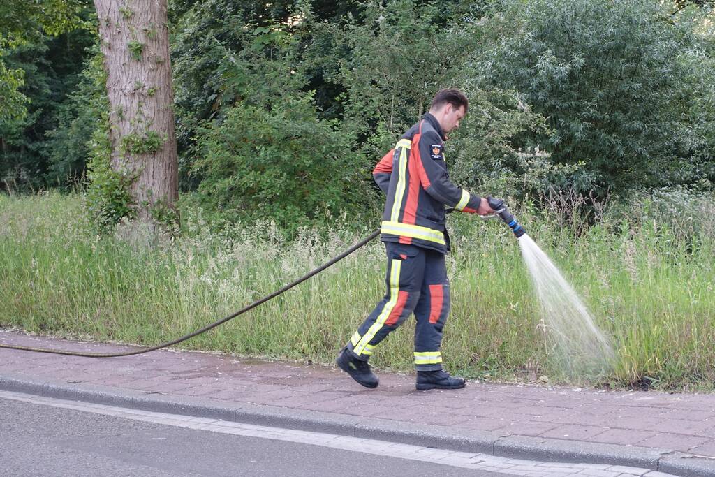 Bewoners blussen meerdere bermbranden