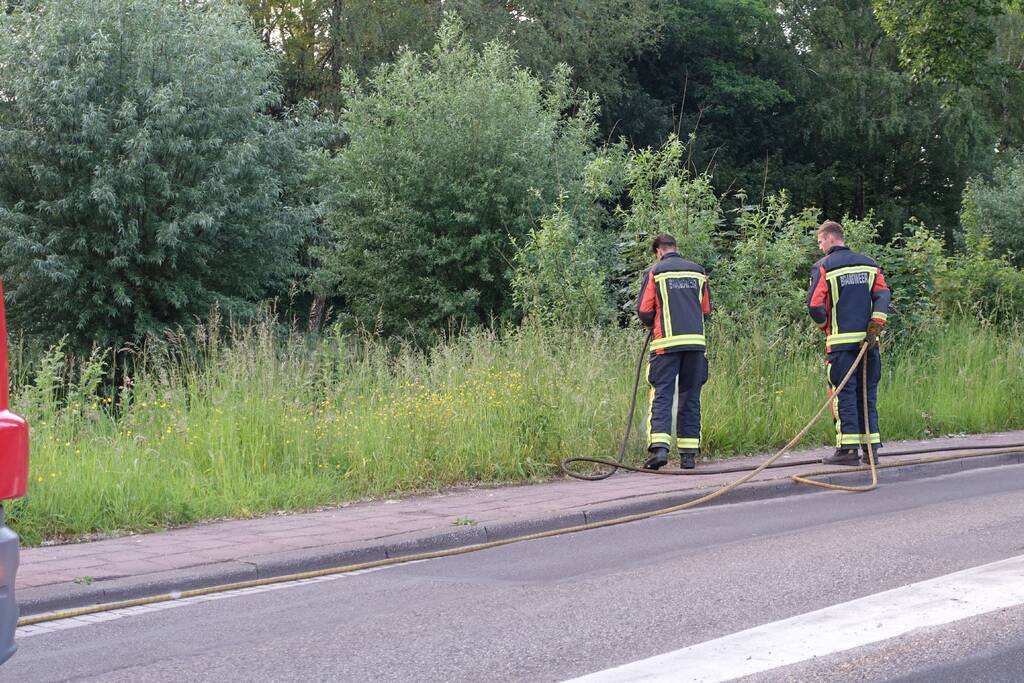 Bewoners blussen meerdere bermbranden