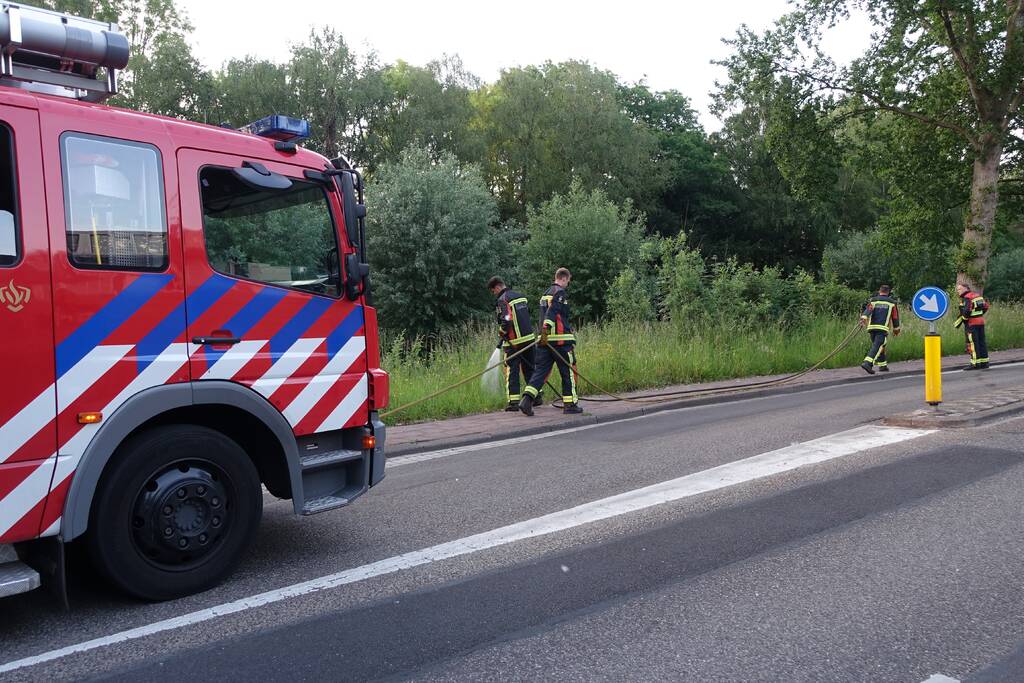 Bewoners blussen meerdere bermbranden