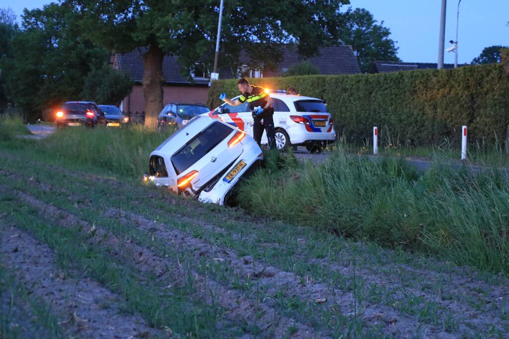 Auto vliegt uit de bocht, bestuurder aangehouden