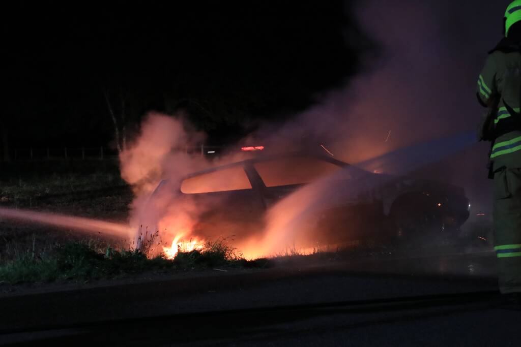 Auto in brand gestoken