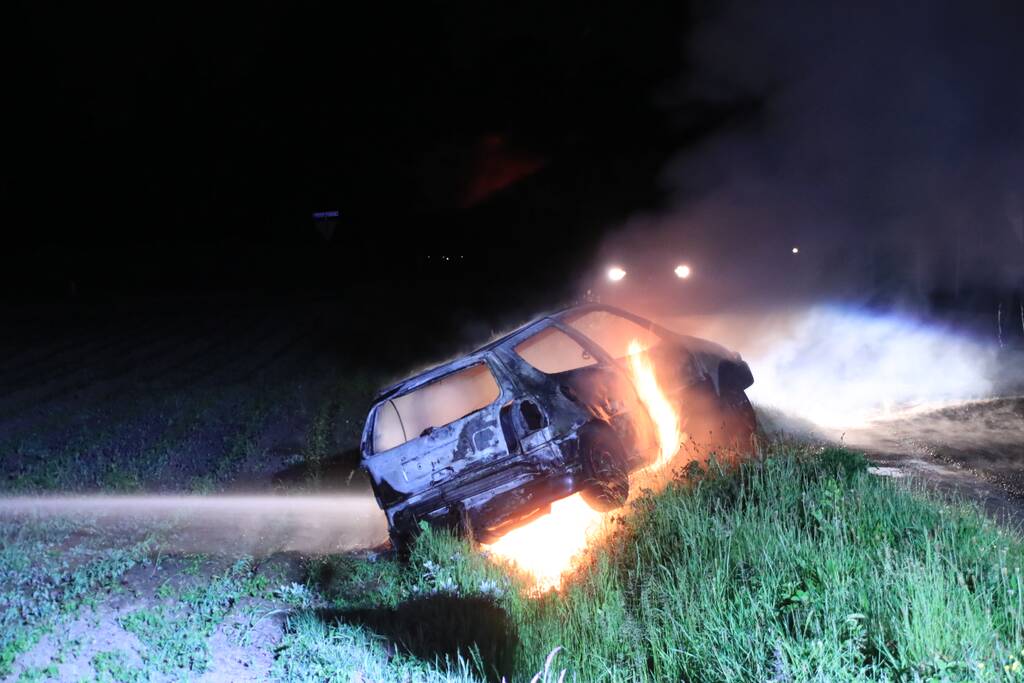 Auto in brand gestoken