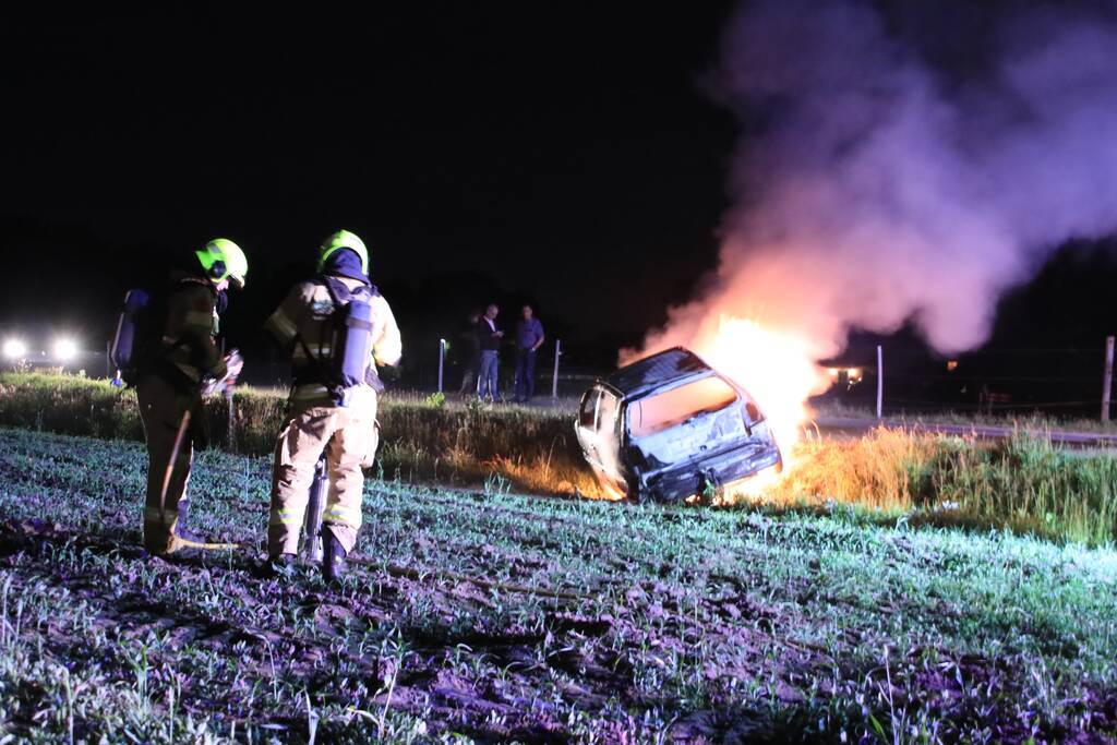 Auto in brand gestoken
