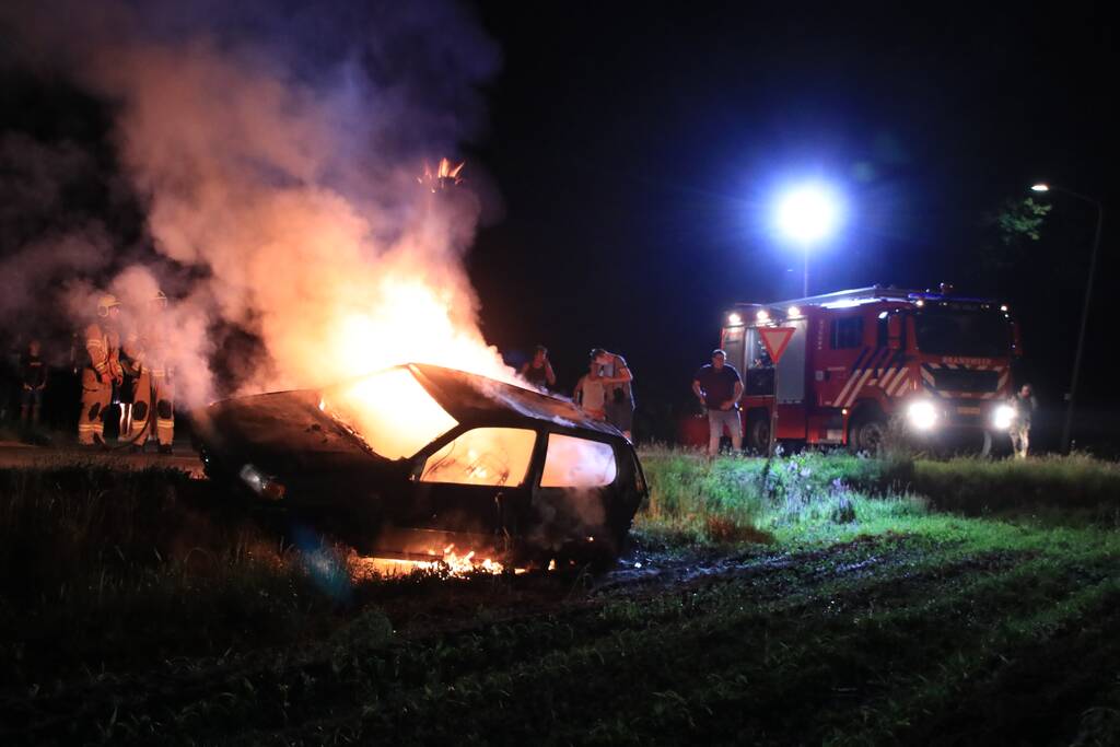 Auto in brand gestoken
