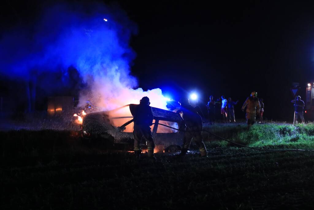 Auto in brand gestoken