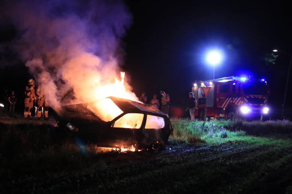 Auto in brand gestoken