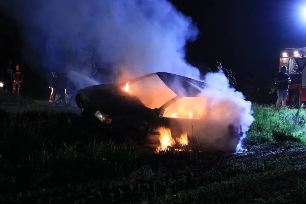Auto in brand gestoken