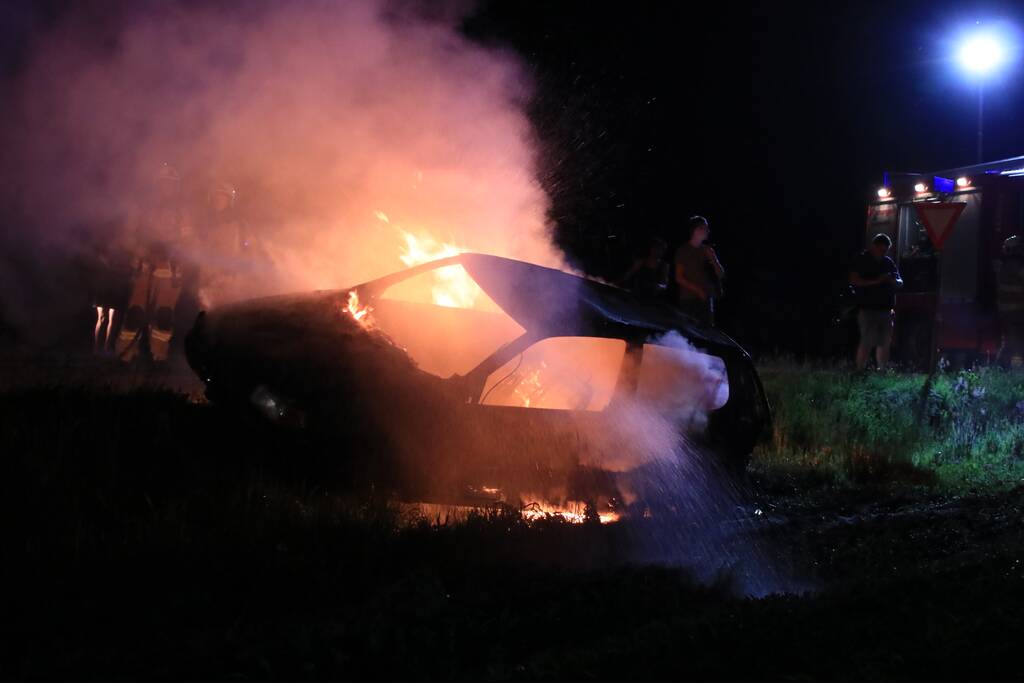 Auto in brand gestoken