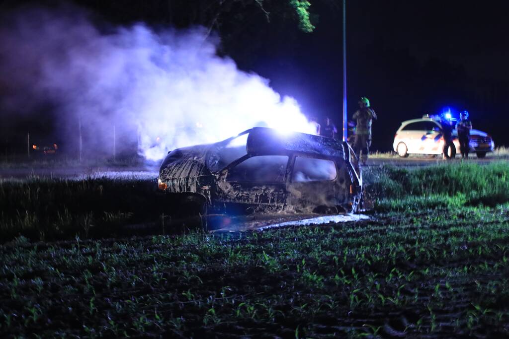 Auto in brand gestoken