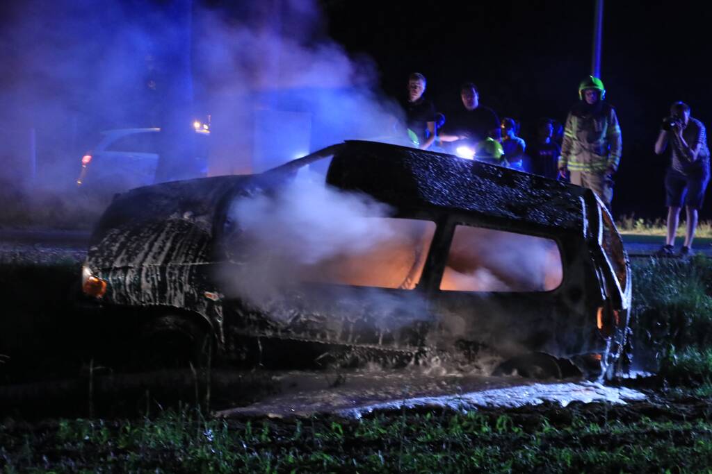 Auto in brand gestoken
