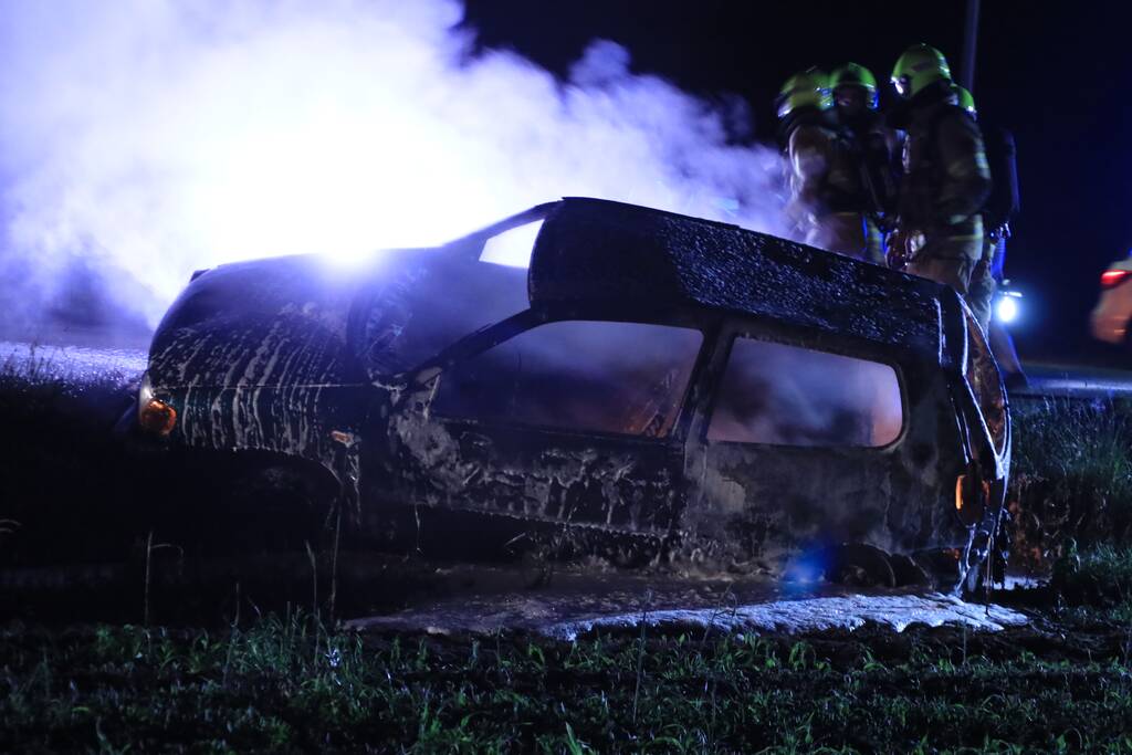 Auto in brand gestoken