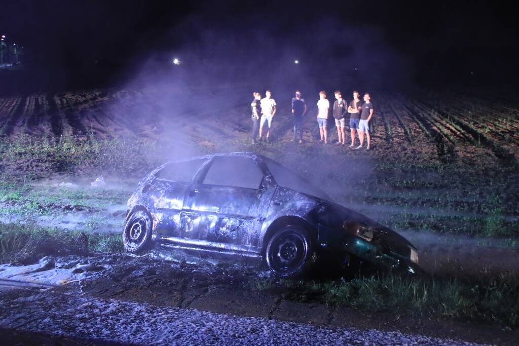 Auto in brand gestoken