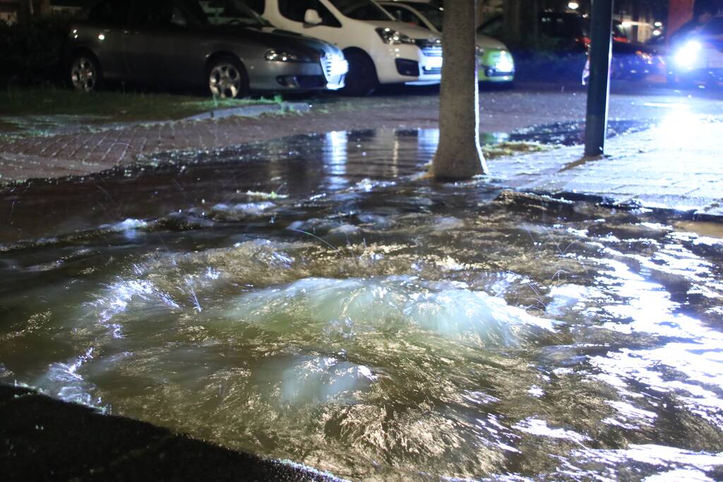 Straat blank door gesprongen waterleiding