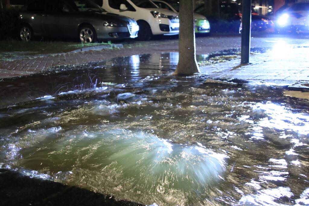 Straat blank door gesprongen waterleiding
