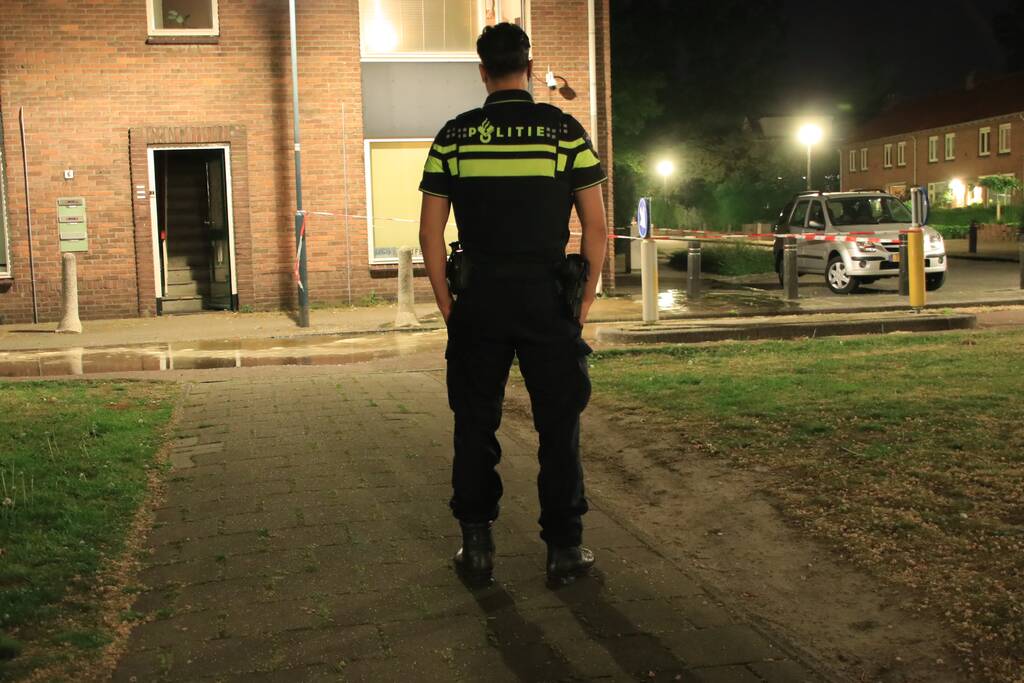 Straat blank door gesprongen waterleiding