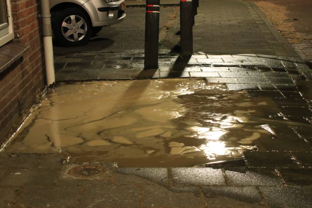 Straat blank door gesprongen waterleiding