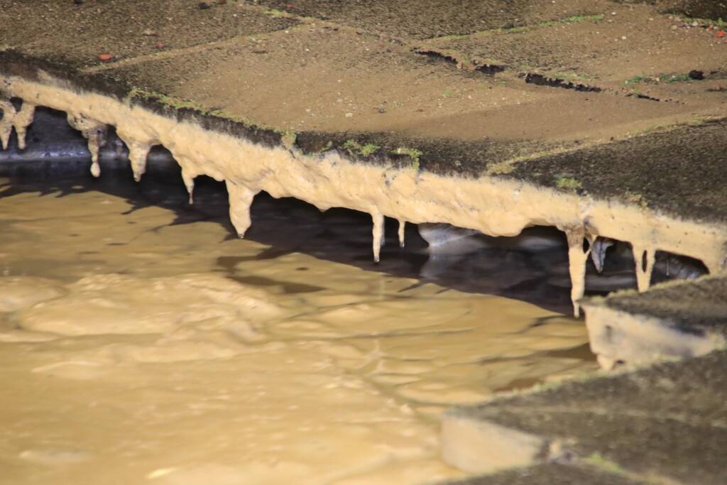 Straat blank door gesprongen waterleiding