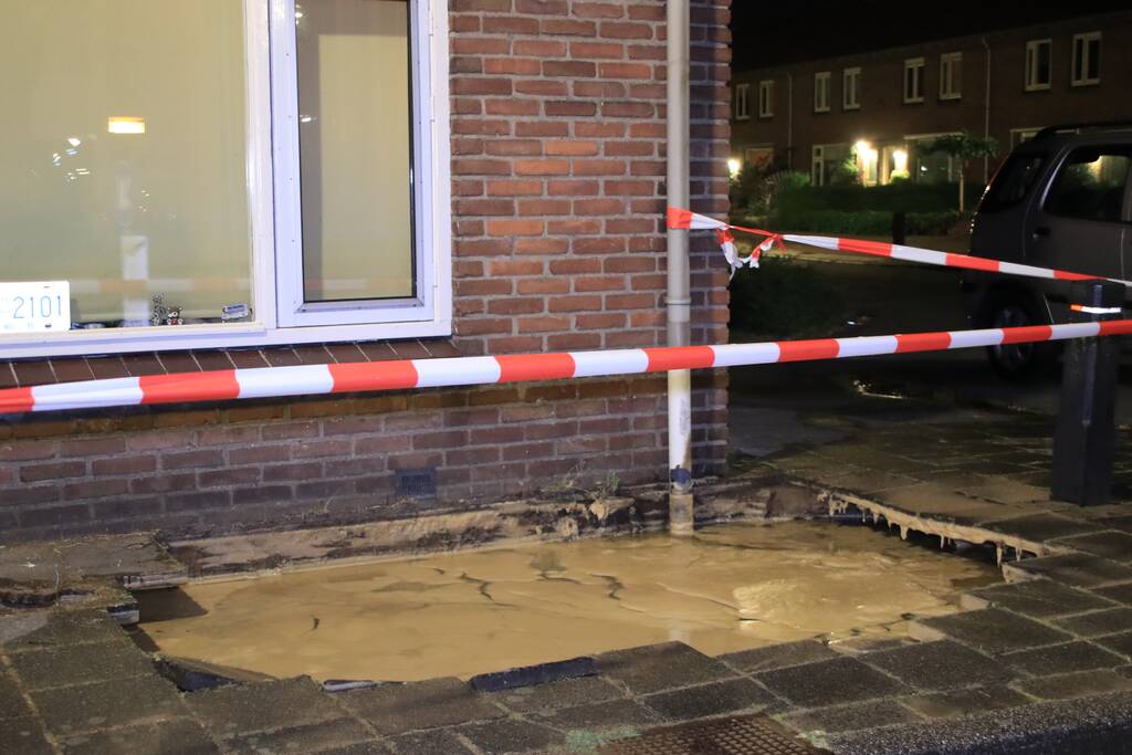 Straat blank door gesprongen waterleiding