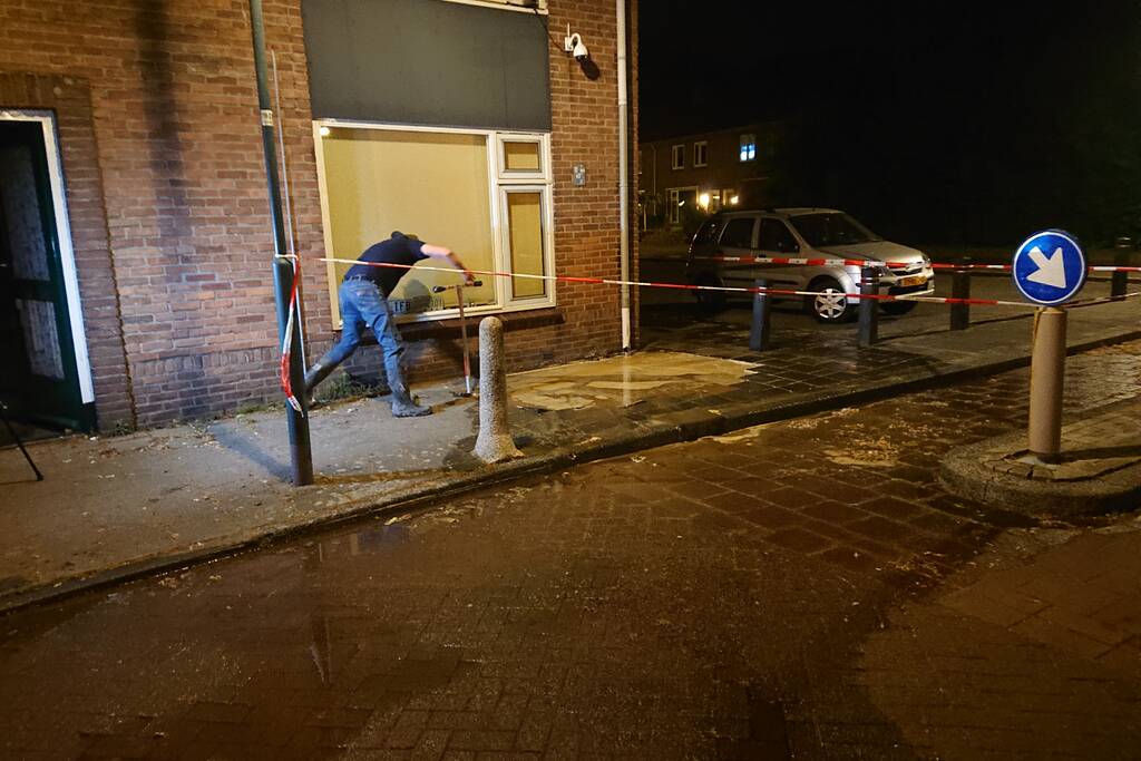 Straat blank door gesprongen waterleiding