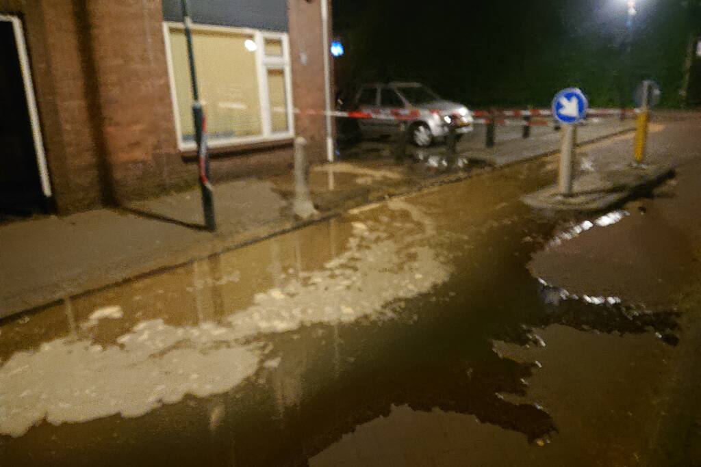 Straat blank door gesprongen waterleiding