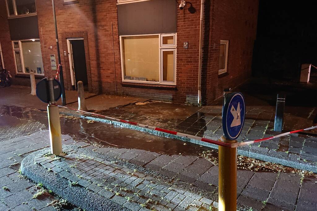 Straat blank door gesprongen waterleiding