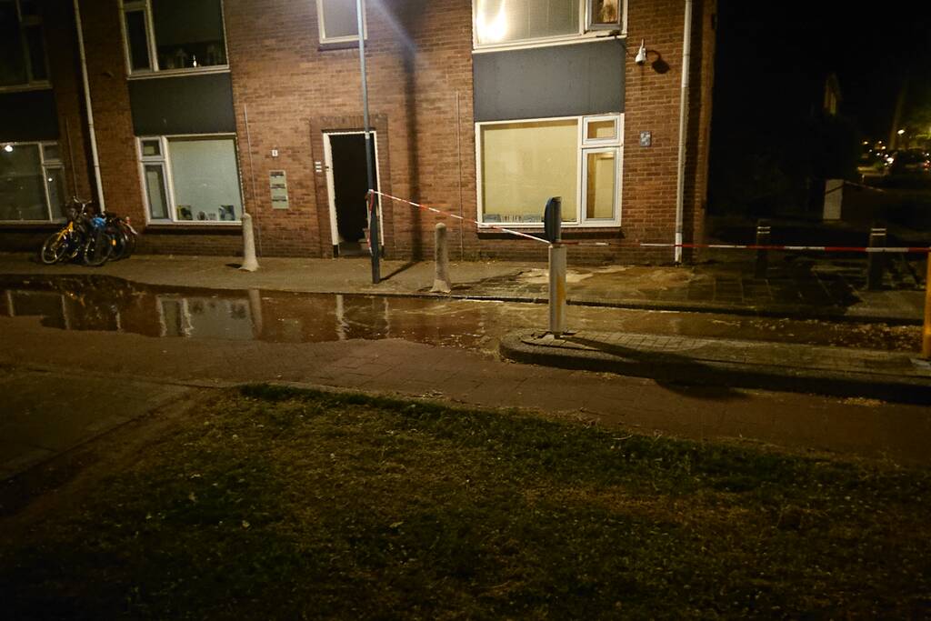 Straat blank door gesprongen waterleiding