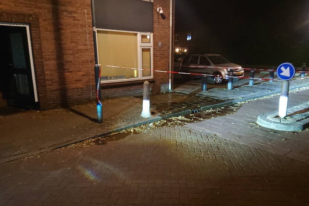 Straat blank door gesprongen waterleiding