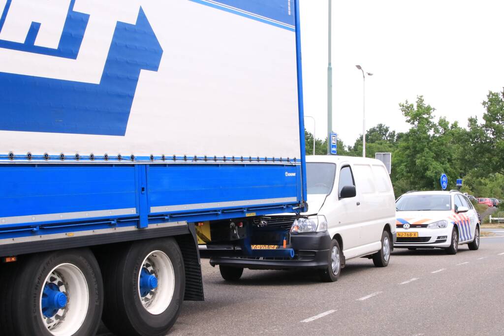 Bestelbus klapt achterop vrachtwagen