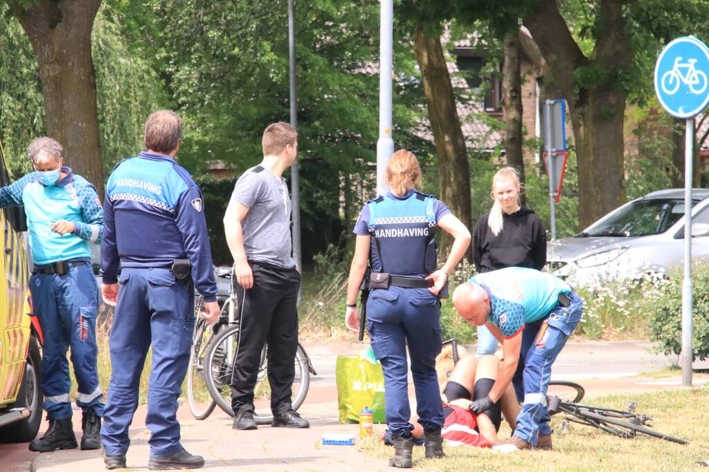 Wielrenner gewond na botsing met fietser op rotonde