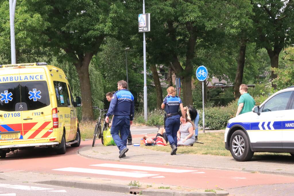 Wielrenner gewond na botsing met fietser op rotonde