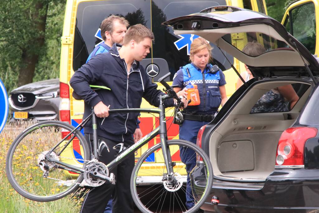 Wielrenner gewond na botsing met fietser op rotonde