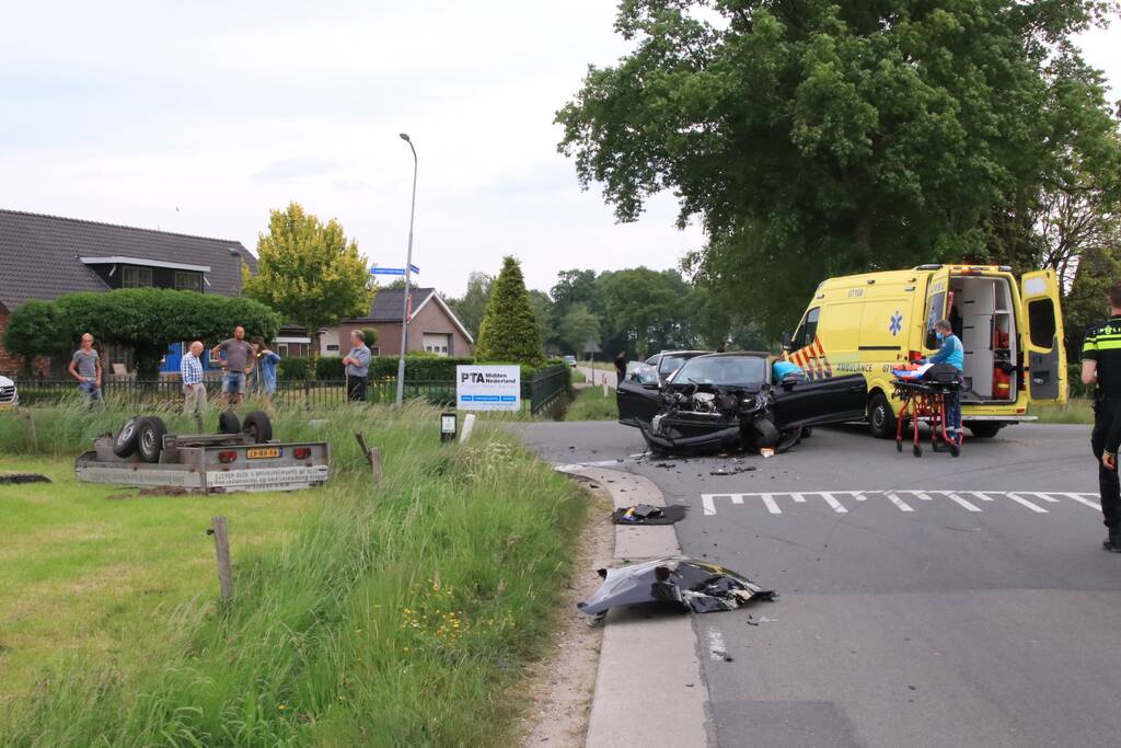 Aanhangwagen slaat over de kop na aanrijding